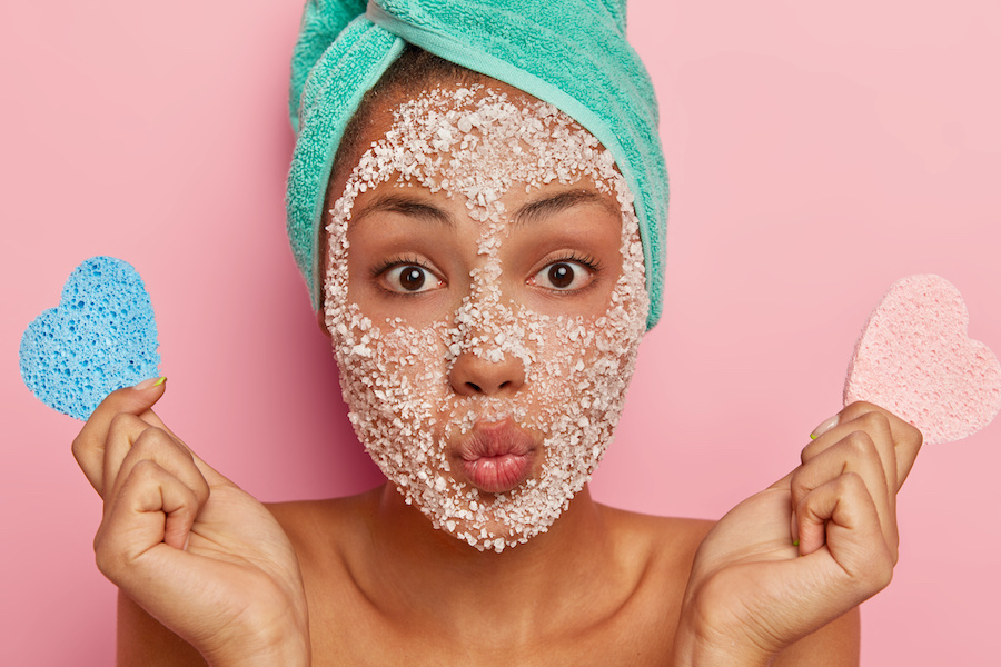 Lèvres pulpeuses, le gommage est-il le secret ?