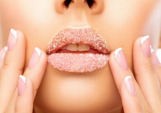 Lèvres pulpeuses, le gommage est-il le secret ?