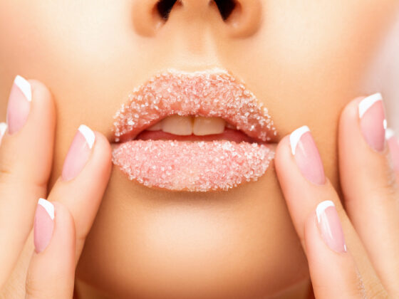 Lèvres pulpeuses, le gommage est-il le secret ?